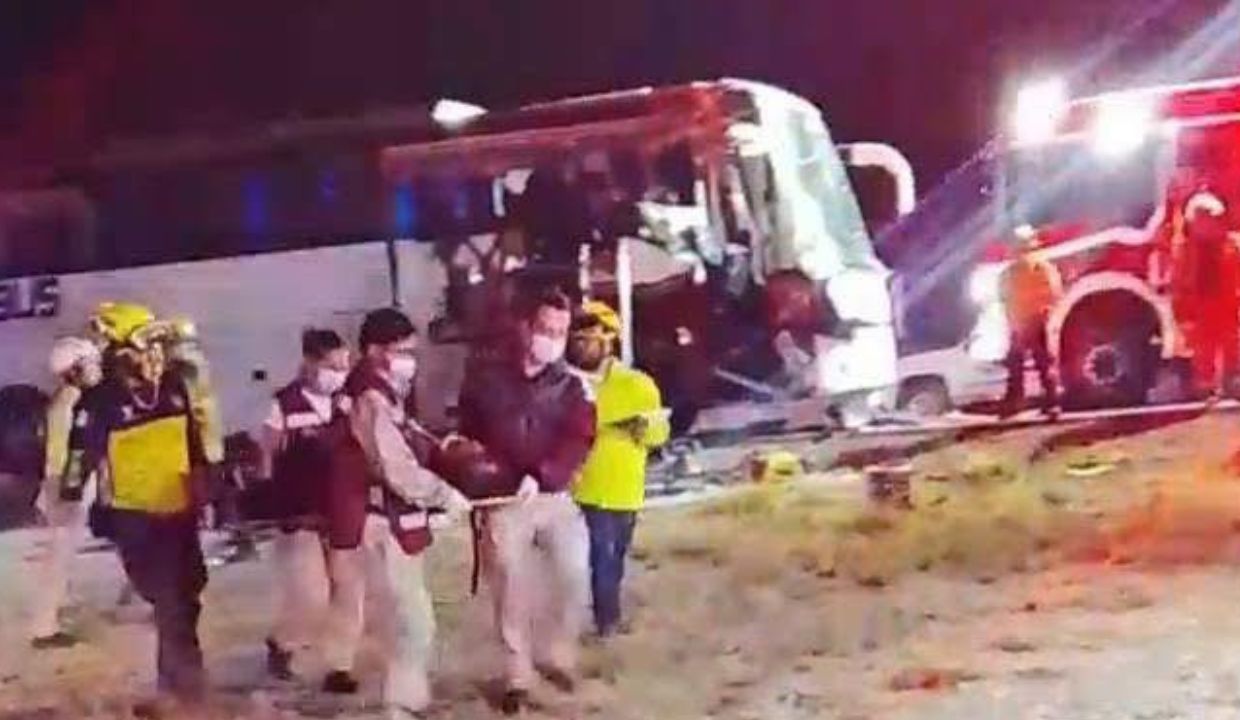 VIDEO: Fuerte accidente entre tráiler y autobús deja dos muertos y 10 heridos HOY