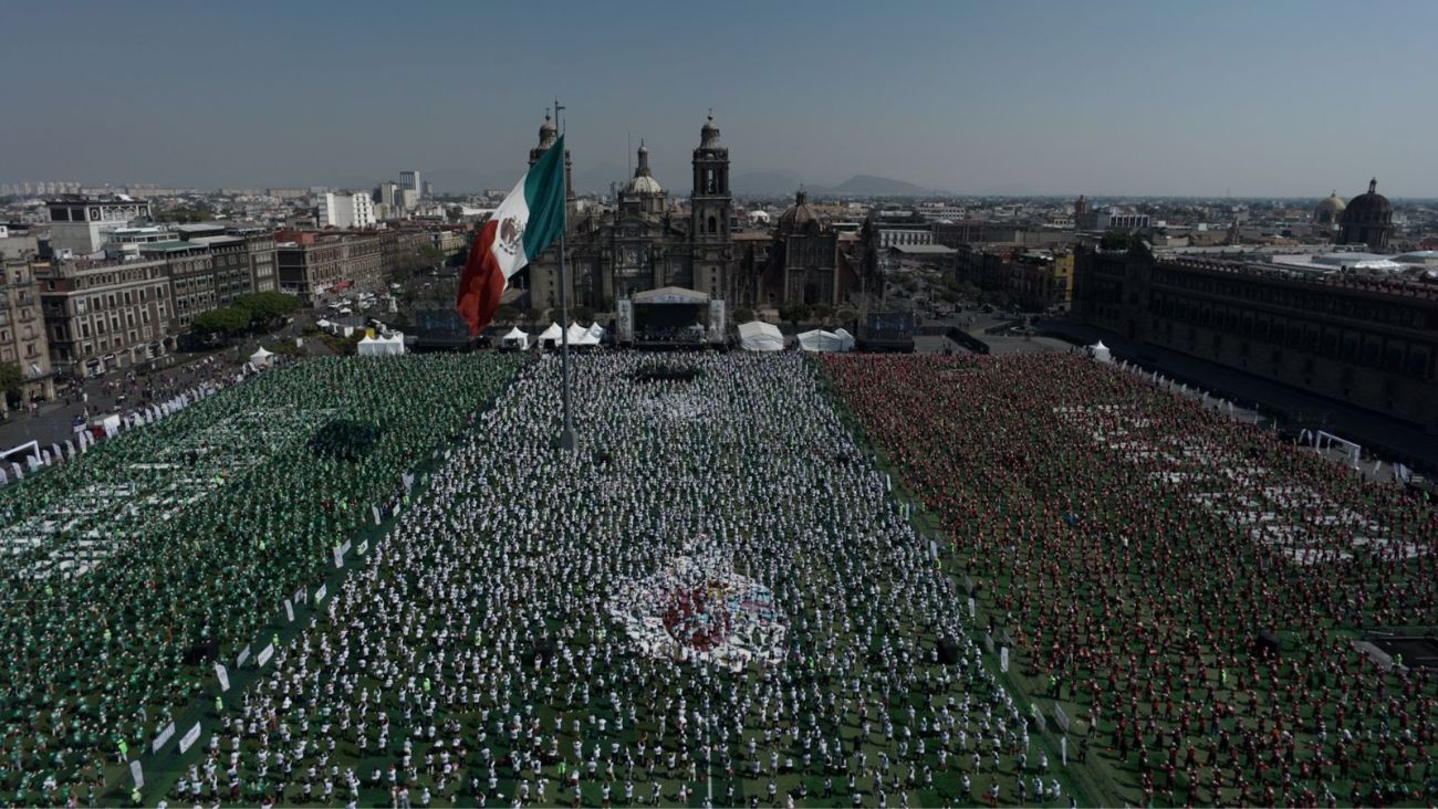 OFICIAL: Zócalo de CDMX rompió Récord Guinness con la clase de futbol más grande del mundo