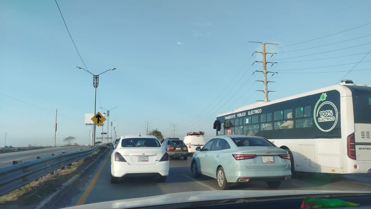 VIDEO: Choque en Periférico Ecológico provoca caos vial HOY; hay largas filas de vehículos