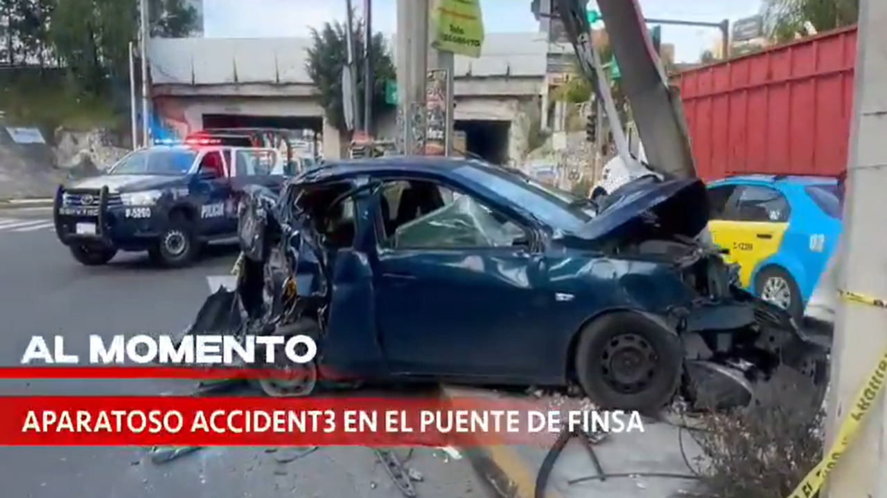 Tráiler proyecta un automóvil contra un poste y camellón en el puente de la México-Puebla, conductor logra salir vivo (VIDEO)