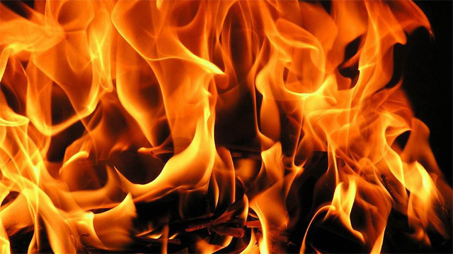 Vehículo arde en llamas en Wall Street; así se vio