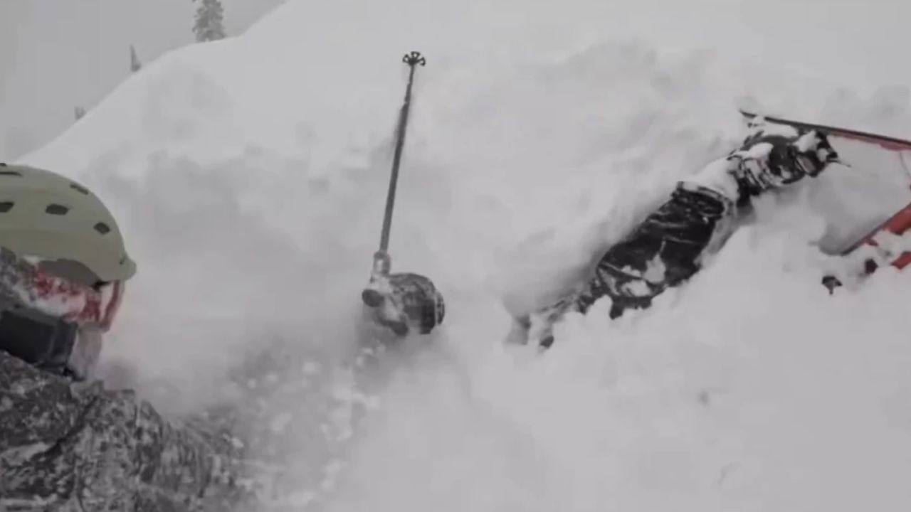 VIDEO: Captan rescate a hombre sepultado bajo la nieve en California