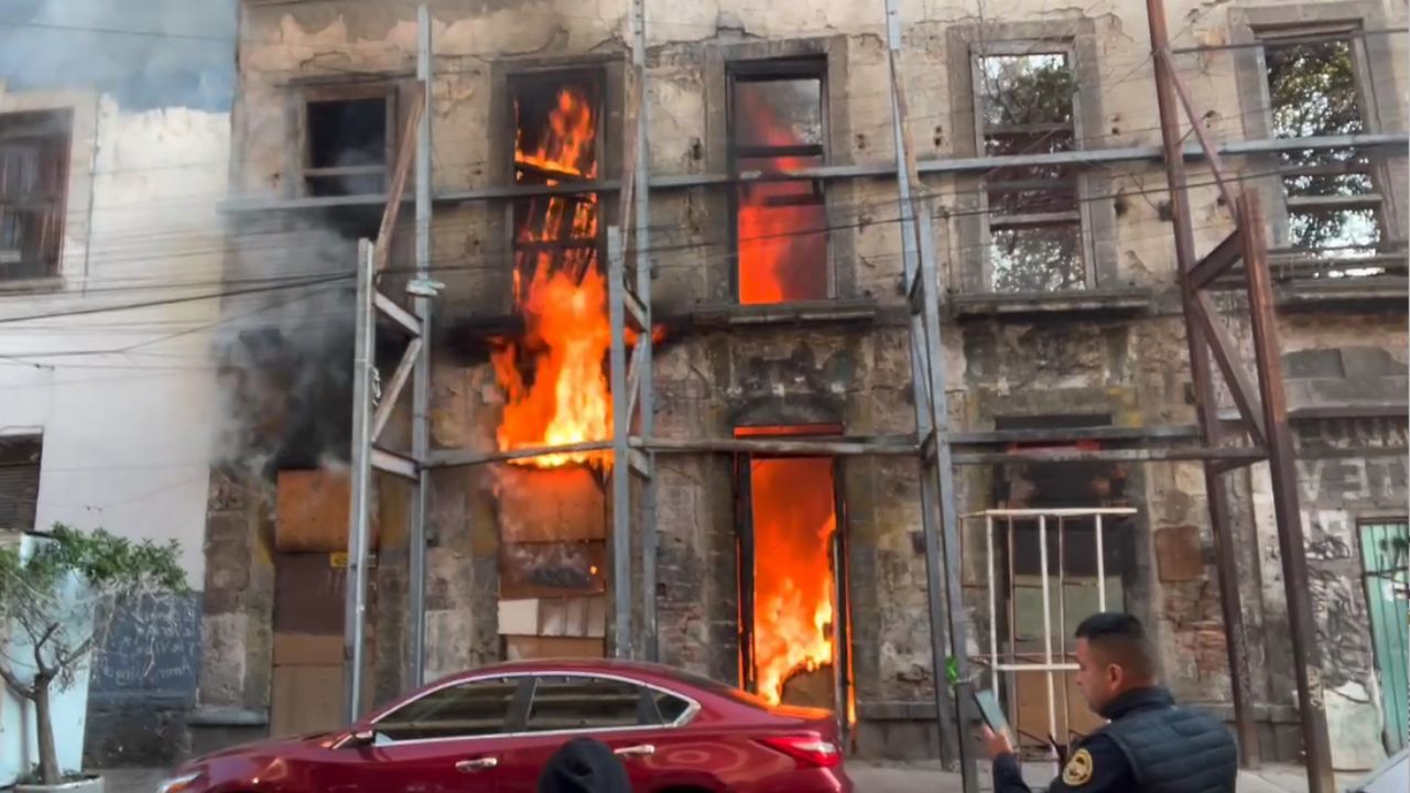 VIDEO: Incendio en el Centro de CDMX consume un edificio completo