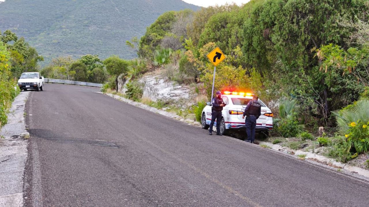 FOTOS: Así localizaron cuerpo al lado de carretera en San José El Aguacate, Puebla