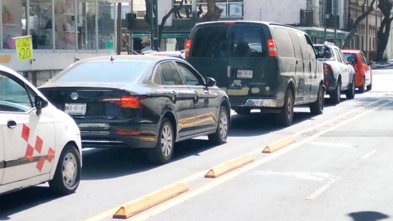 Conductores podrían recibir multas de hasta 17 mil pesos por obstruir placas