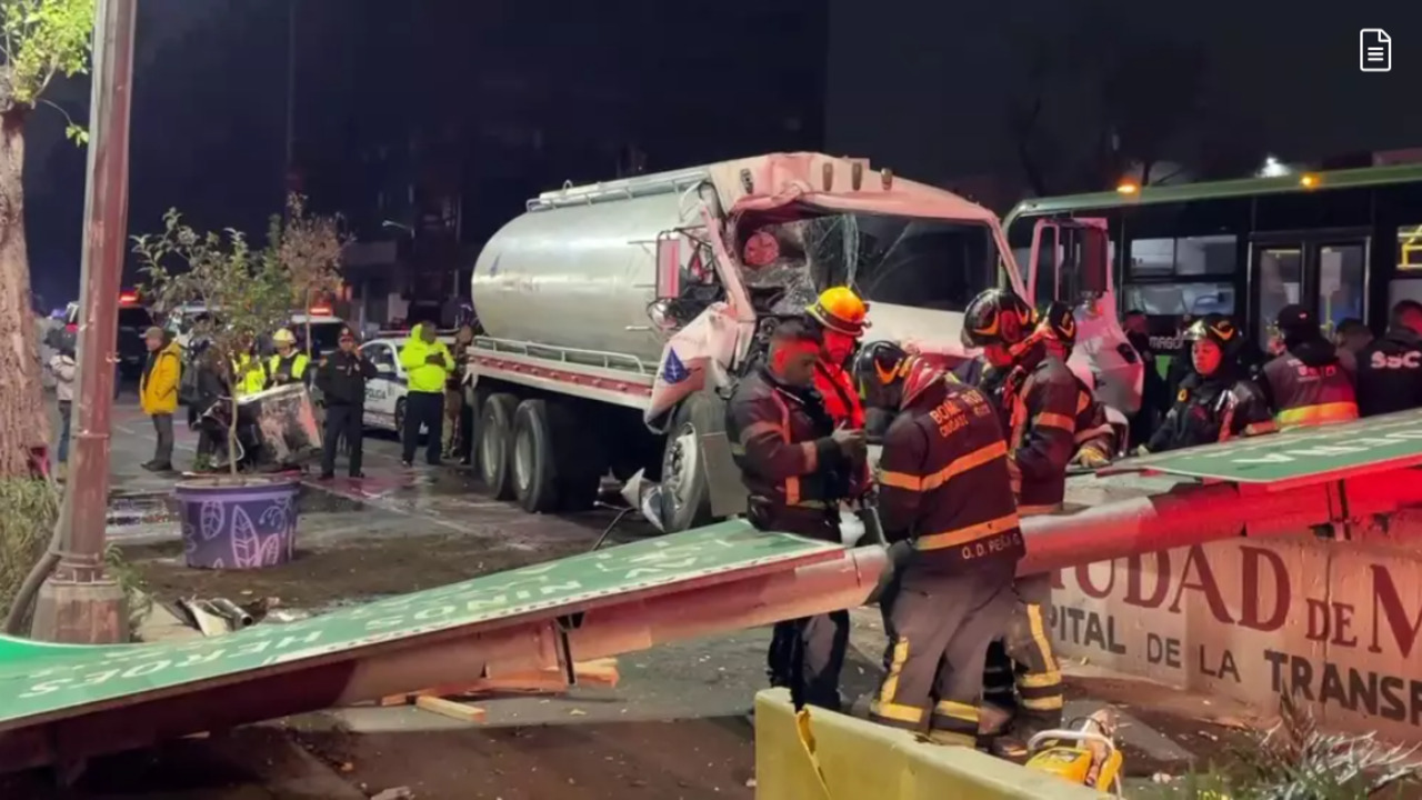 Hombre prensado en pipa tras fuerte choque en la CDMX