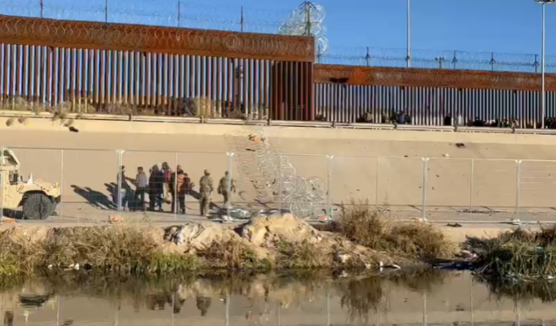 Texas refuerza valla de púas en frontera de Ciudad Juárez