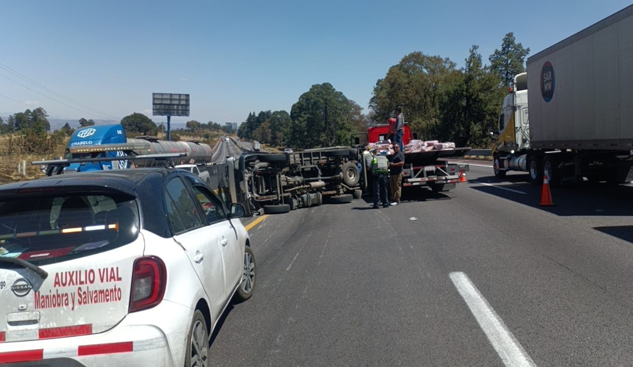 ¡Tómelo en cuenta! Se registra volcadura en la autopista México-Puebla HOY
