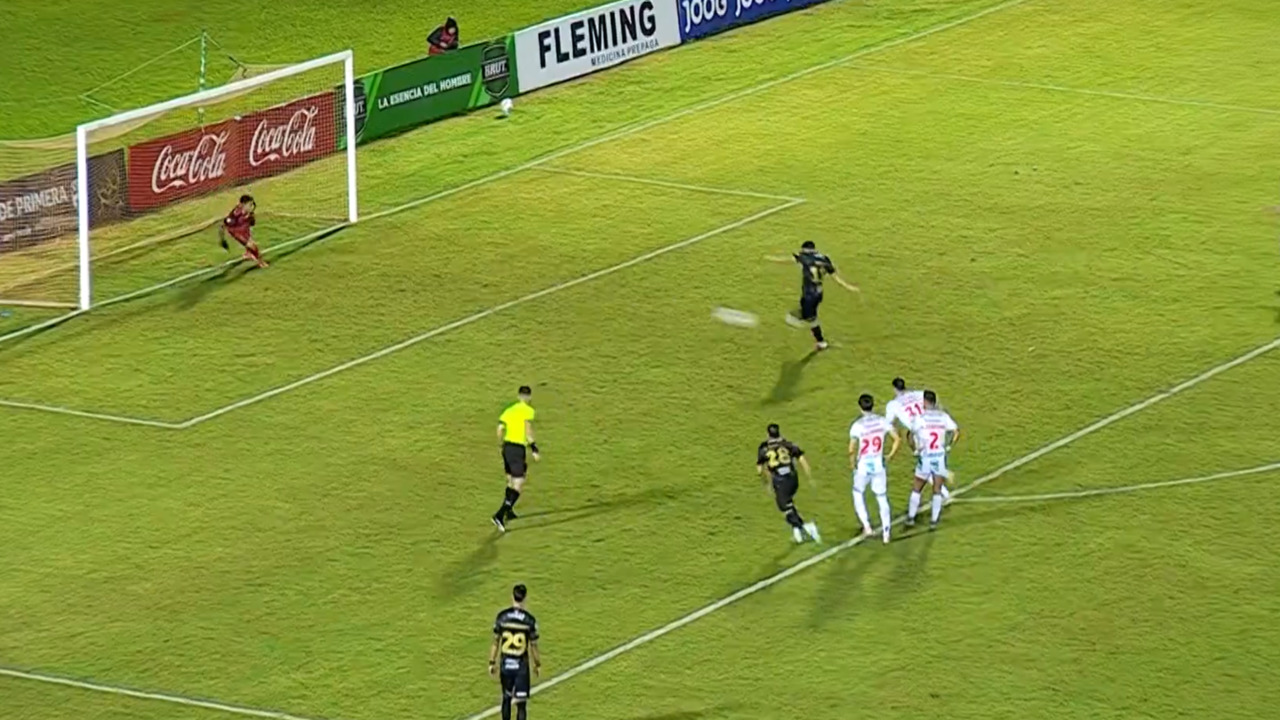 VIDEO | Gol insólito en Paraguay: Sebastián Ferreira marca de cara tras penal fallido con Olimpia