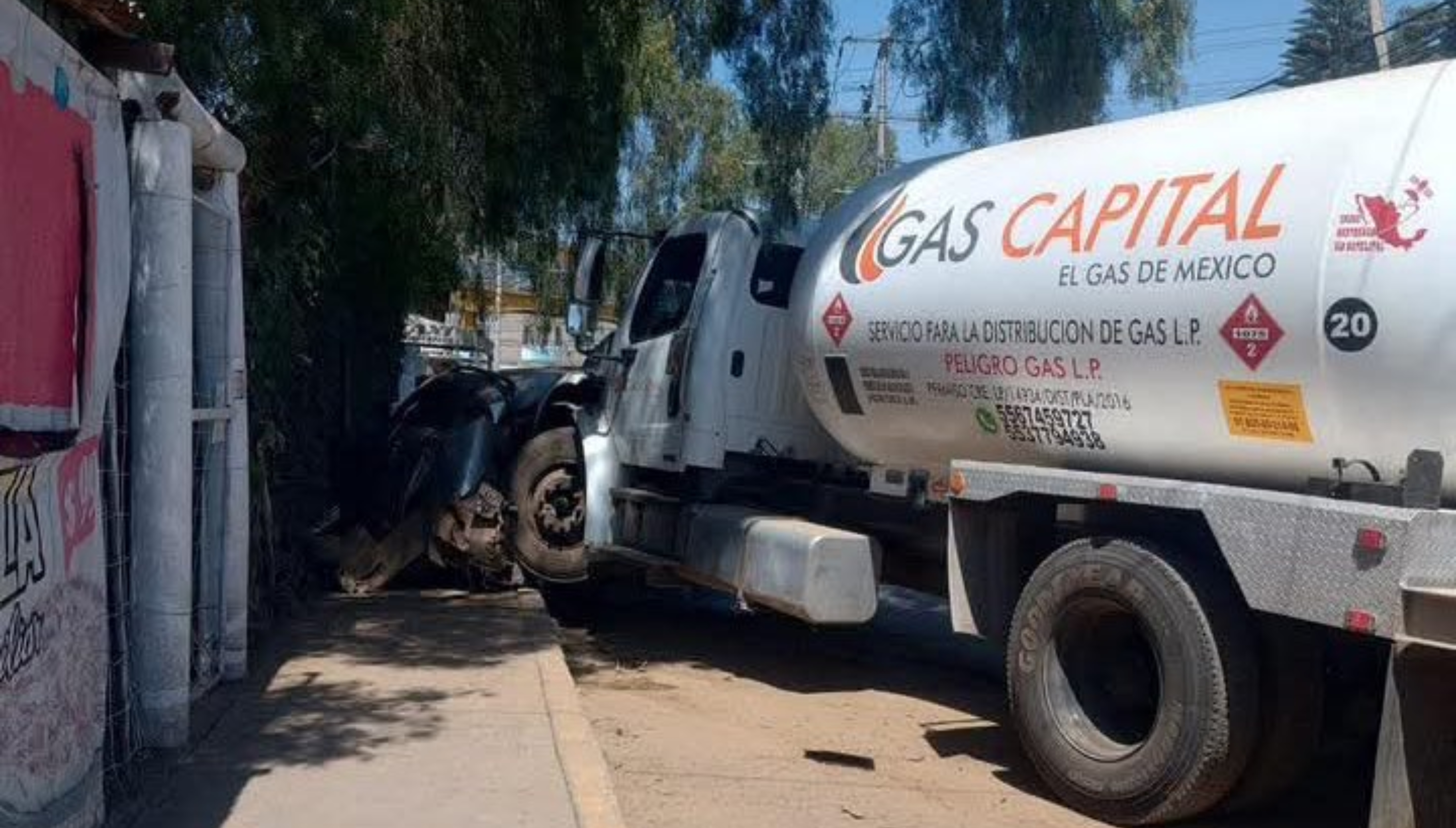 Pipa de gas se queda sin frenos y arrolla a dos personas