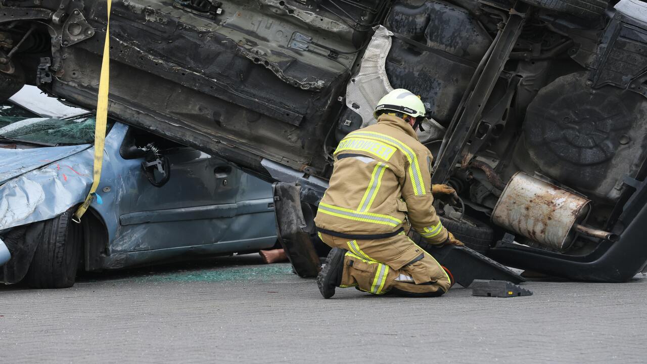 Vehículo queda colgando de semáforo tras brutal accidente en Canadá (VIDEO)
