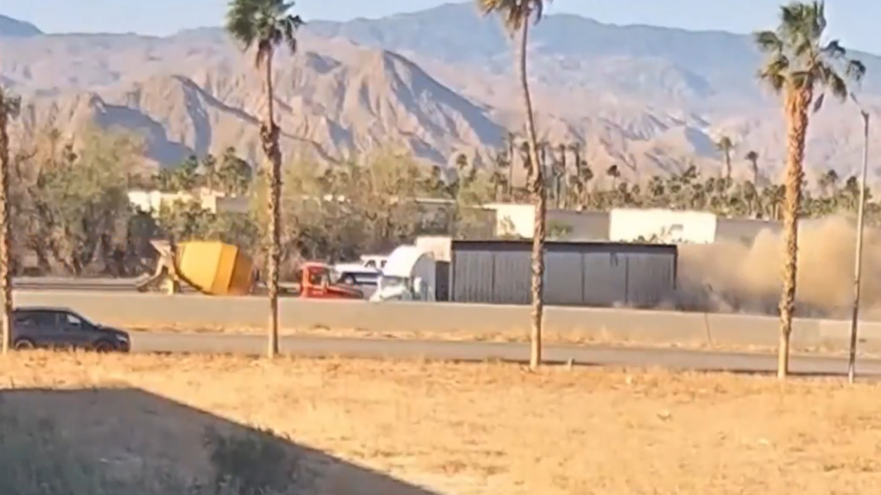 BRUTAL choque frontal entre tráiler y camión de cemento en carretera de California es captado en VIDEO