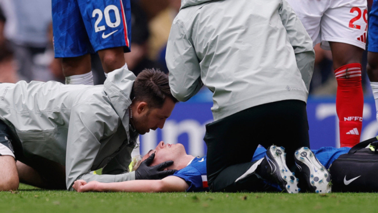 VIDEO SENSIBLE: Jesse Derry debuta a los 18 años con el Chelsea y termina en el hospital tras controversial jugada