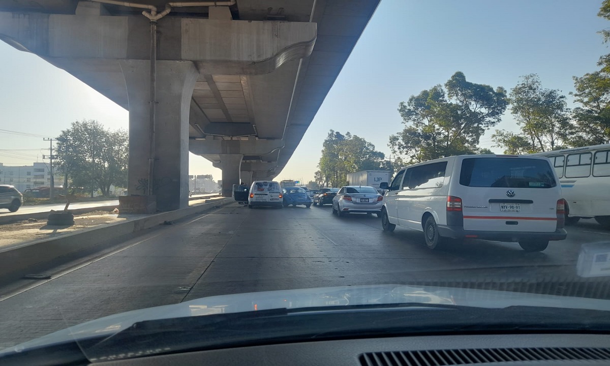 Auto cayó a zanja en México-Puebla y generó caos vial