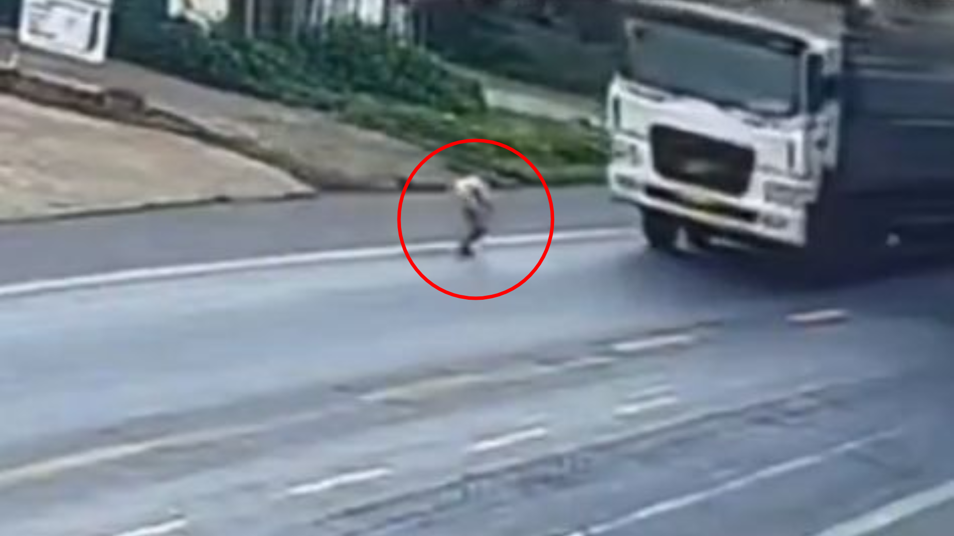 Niña es atropellada por camión al intentar cruzar la calleen Vietnam