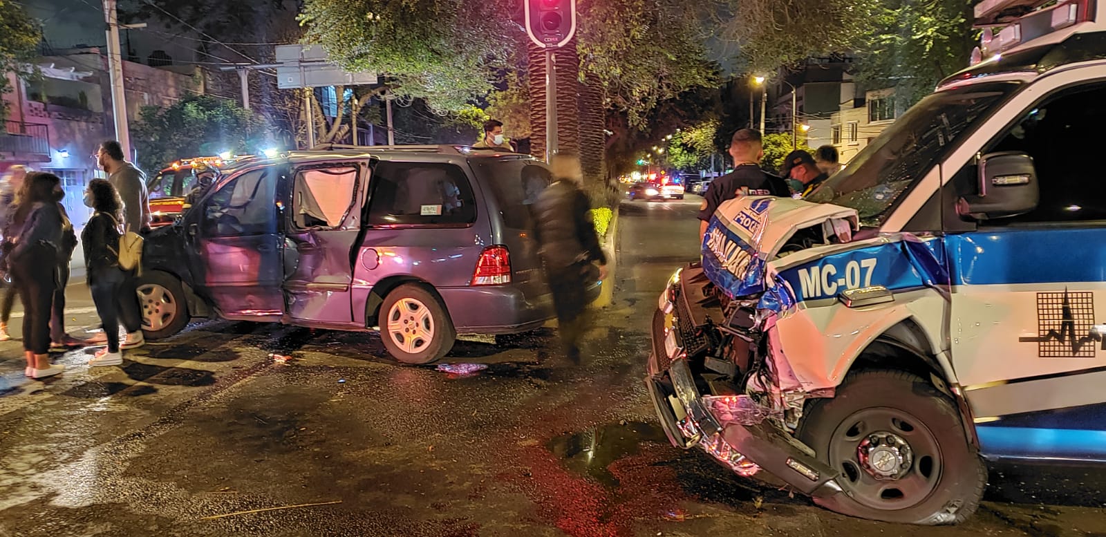Ambulancia impacta camioneta que no le cedió el paso - Vimarsana News