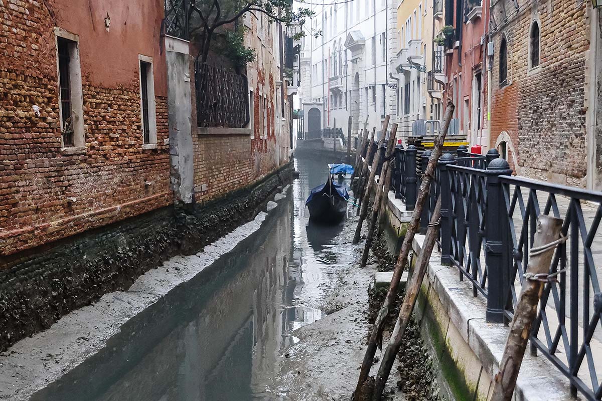 Impresionantes fotografías de los canales de Venecia secos