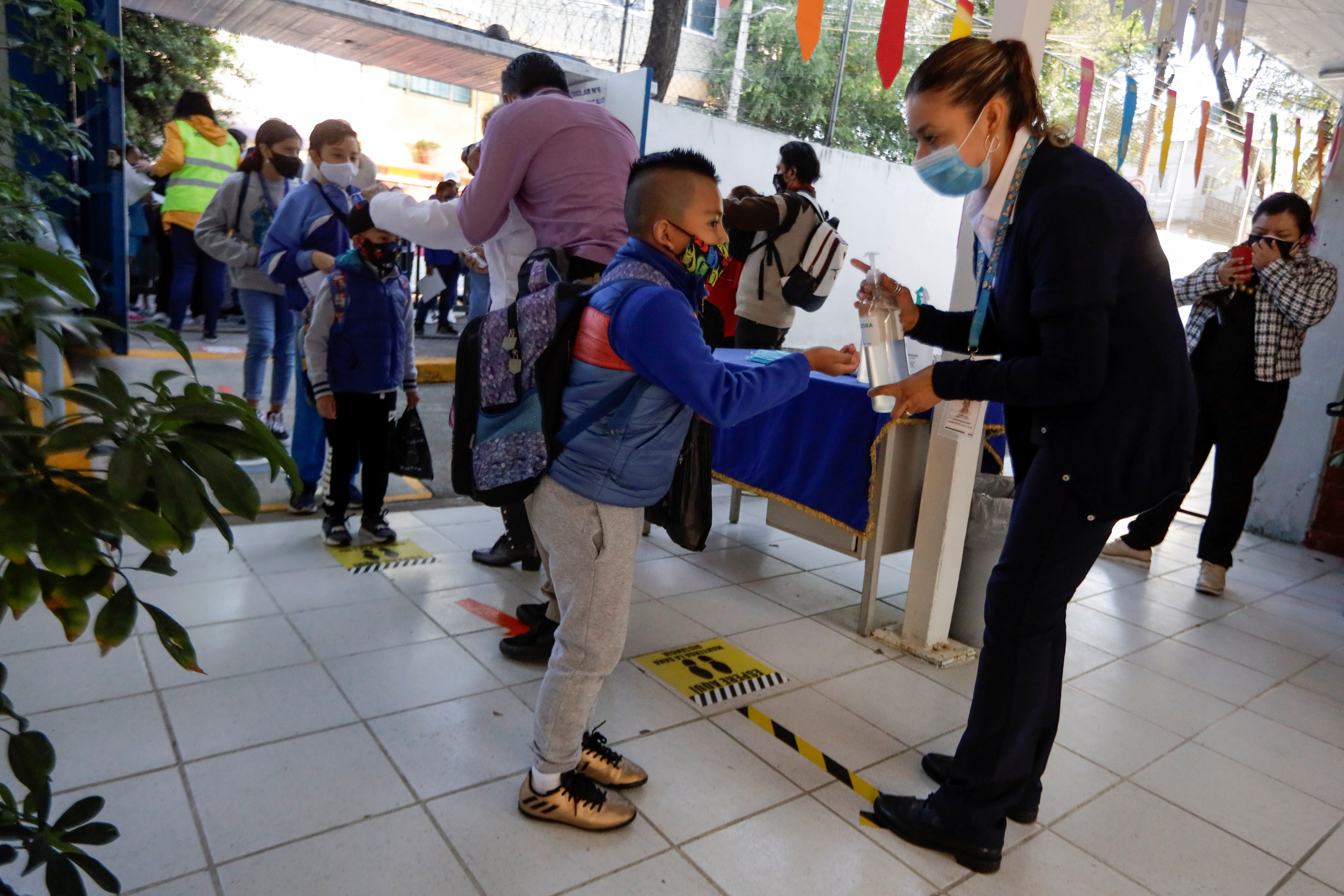 AMLO pide preparar escuelas para el regreso a clases en agosto