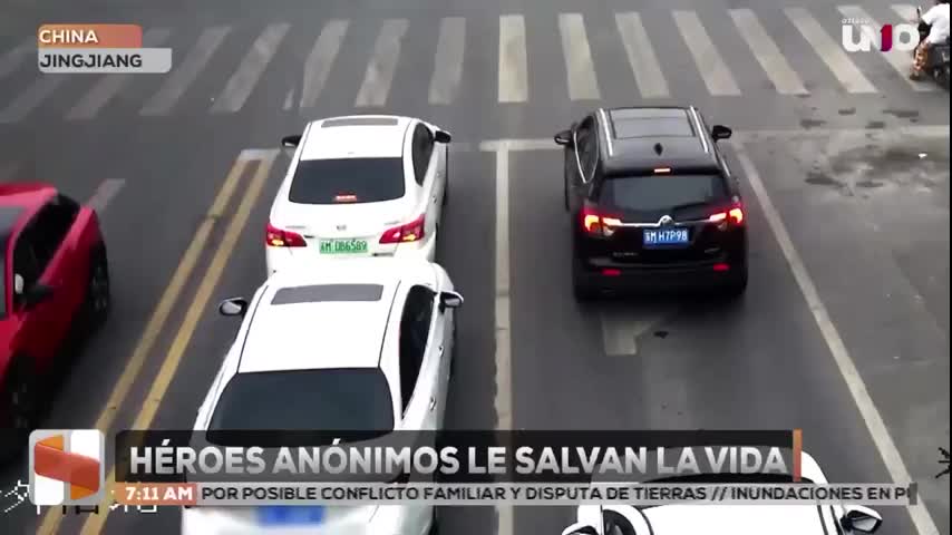 Héroes anónimos le salvan la vida a conductor en China