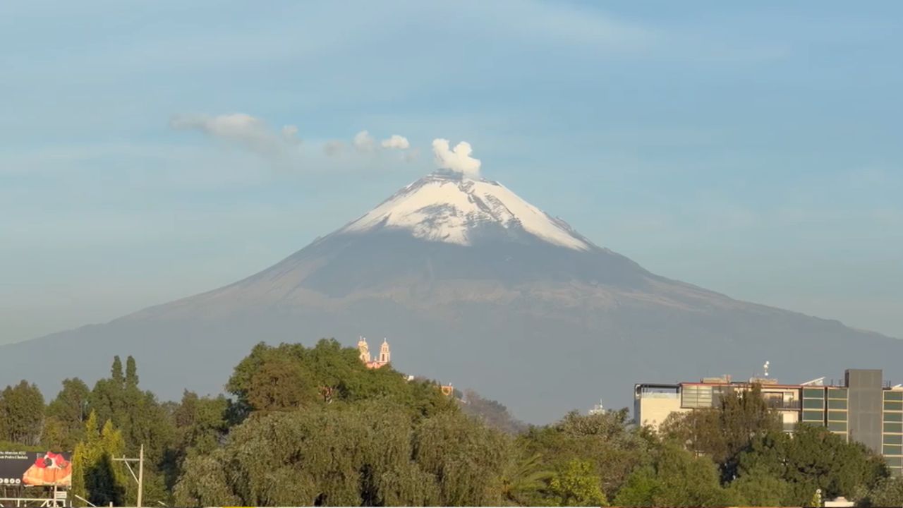 VIDEO: Sorprende volcán Popocatépetl nevado hoy; así roba miradas en Puebla y Edomex