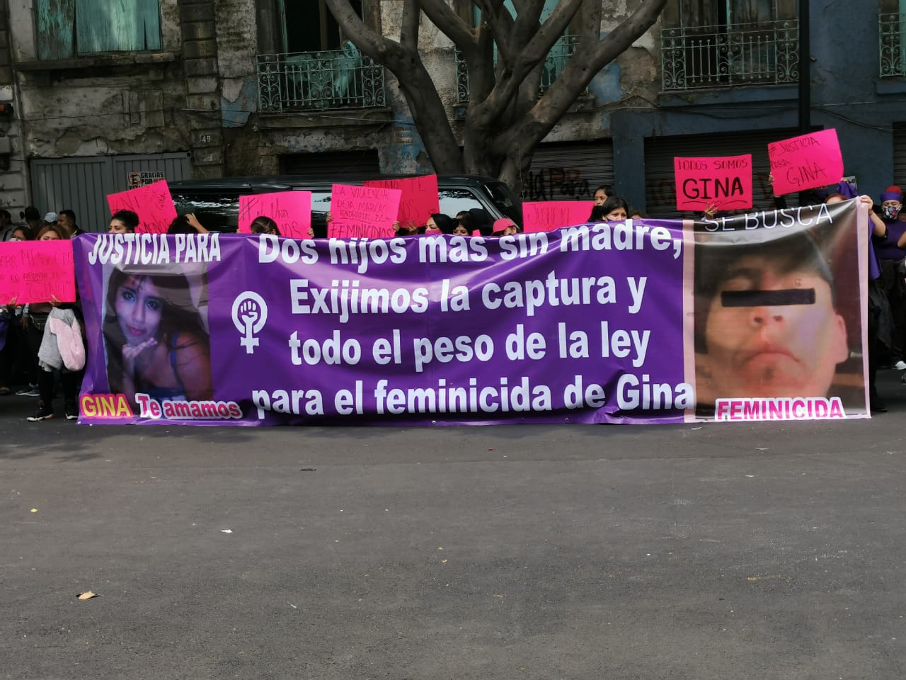 Se manifiestan feministas afuera de Segob