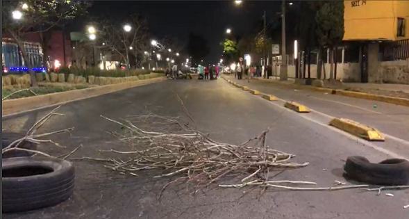 Vecinos de Iztapalapa bloquean calles por falta de luz