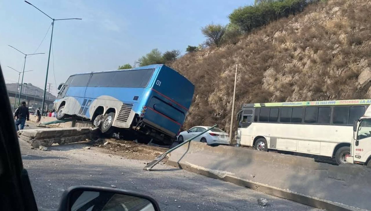 Fuerte choque entre autobús de pasajeros y tráiler en carretera México ...