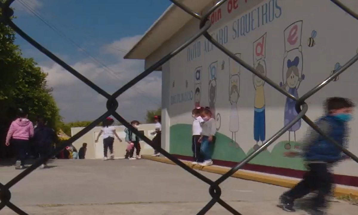 Padres en Puebla exigen reapertura de colegio Carrusel Magone