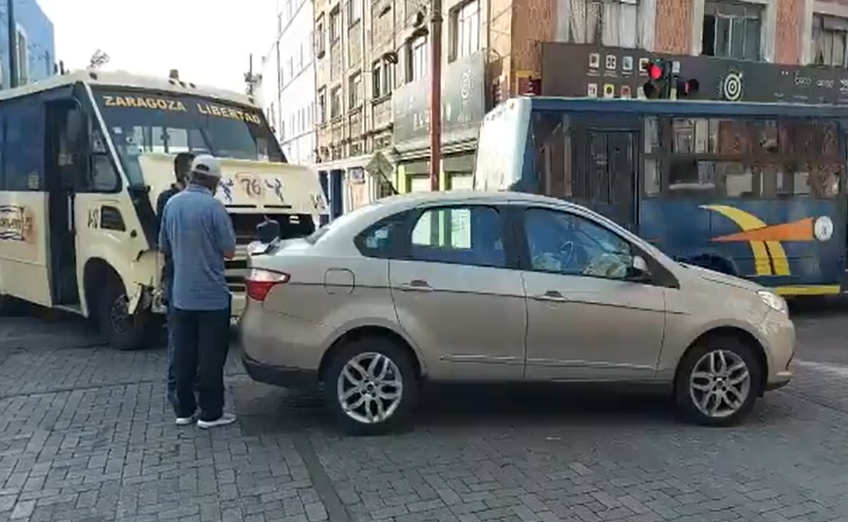 Choque de Ruta 76 y auto deja heridos en 11 Oriente y 2 Sur