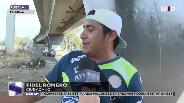 Peatones reportan puente peatonal en ruinas