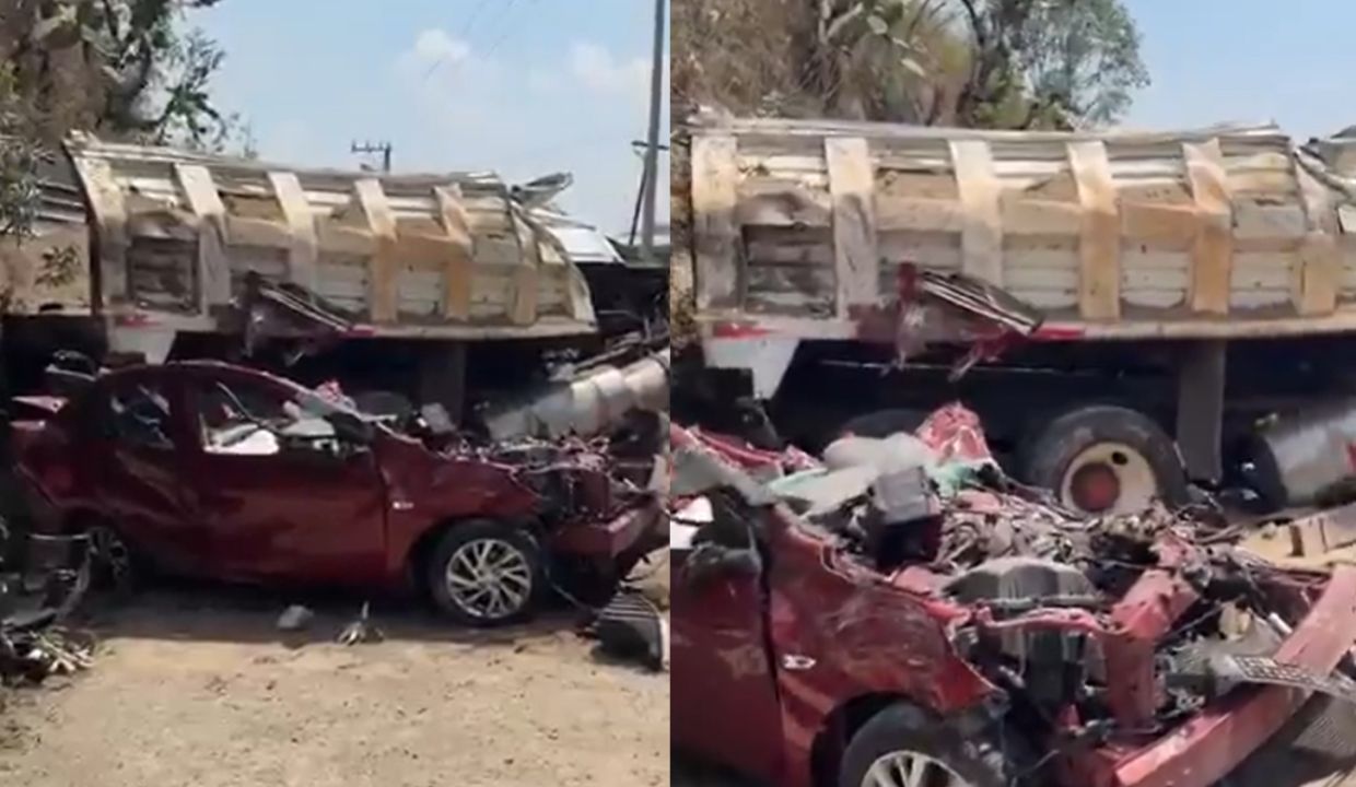 VIDEO: ¡Pérdida total! Auto queda destrozado tras ser aplastado por camión de carga hoy lunes; hay cuatro muertos