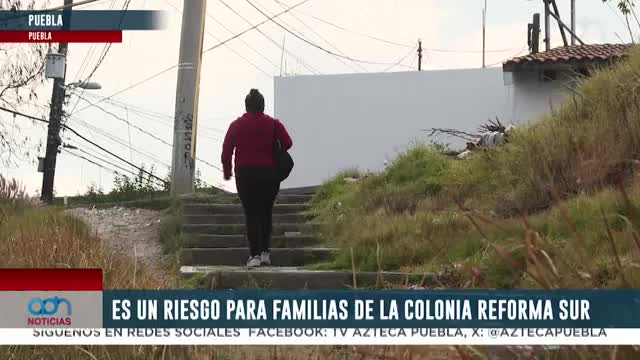 Vecinos de la colonia Reforma Sur de Puebla reportan paso peatonal en pésimas condiciones