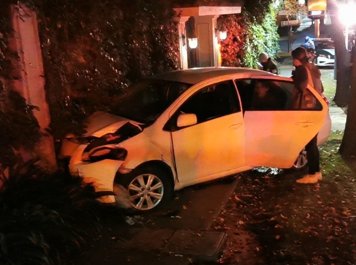 Auto choca contra barda de una casa en Bosques de Las Lomas