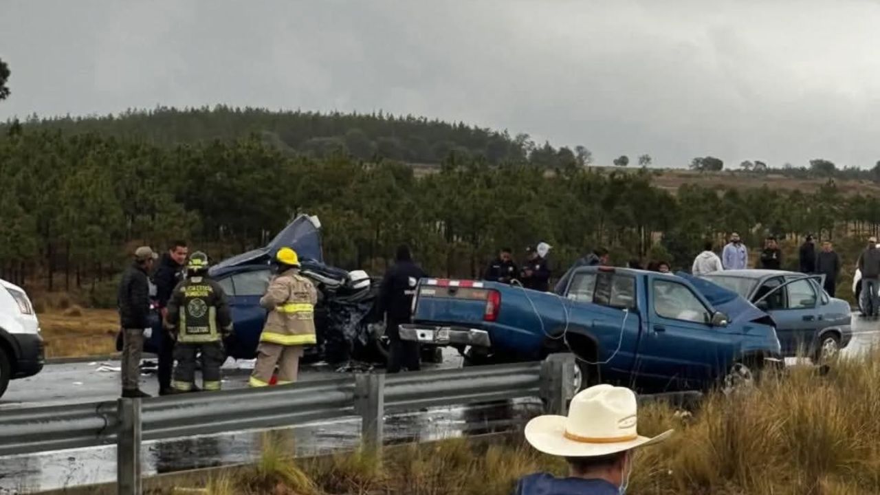 FOTOS: Carambola paralizó la autopista Tlaxco–Tejocotal hoy; conductor murió prensado