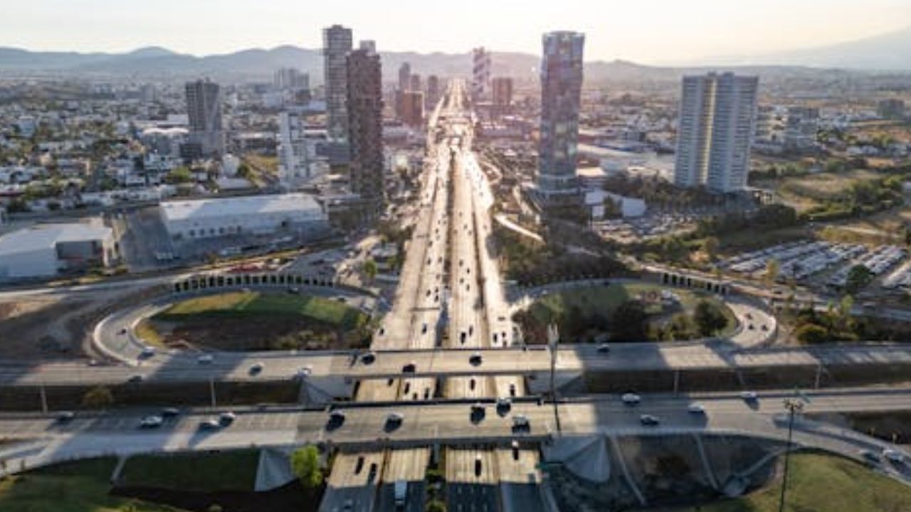 Fin de vacaciones satura tráfico en carreteras de México hoy domingo: Vías afectadas