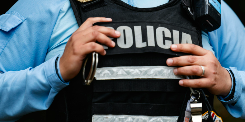 Se viraliza video de policía dando cachetada a joven en Santa Úrsula