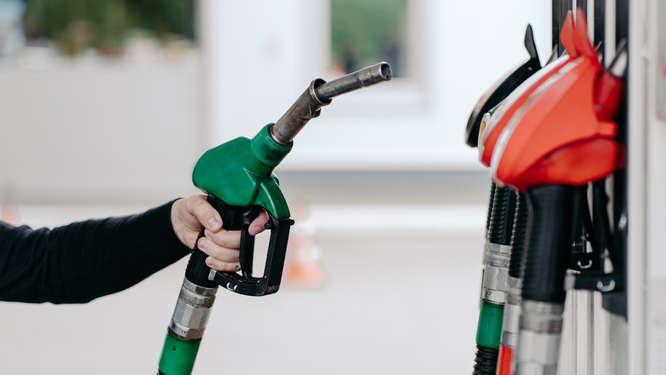 Impuesto a la gasolina en EUA podría eliminarse y esto te podrías ahorrar por galón