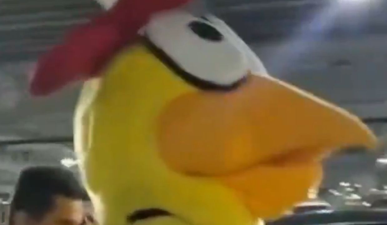 VIDEO: ¡Lo agarraron con las alas en la masa! Detienen a ‘pollo’ en pleno aeropuerto