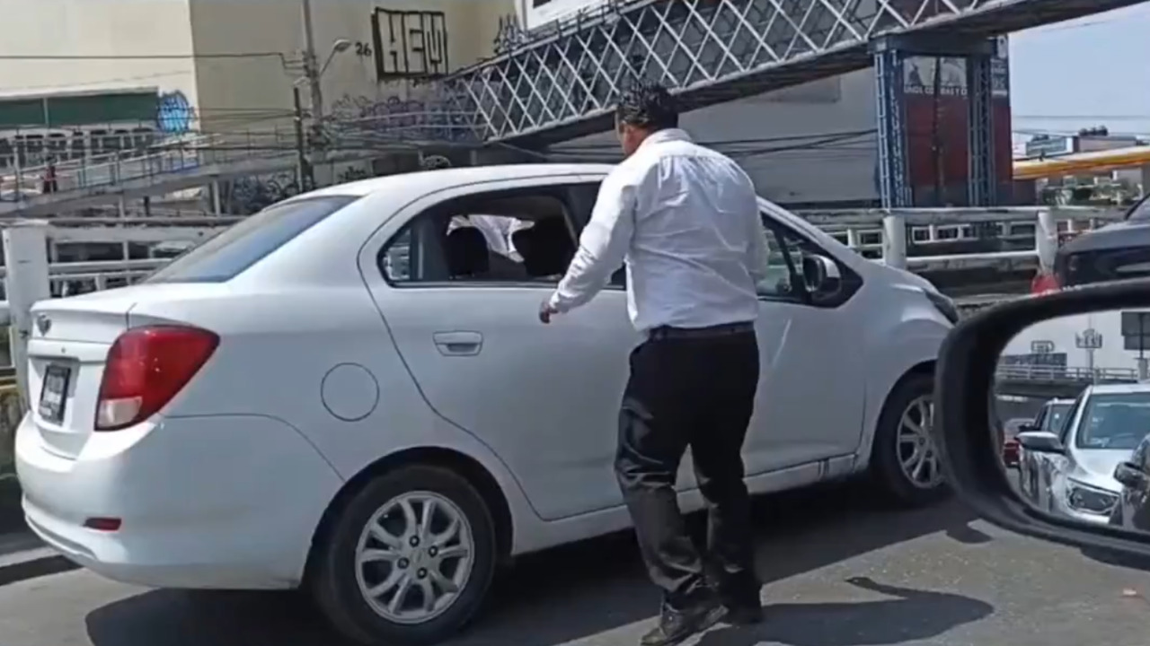 VIDEO: Taxistas golpean a conductor de plataforma en la Central de Autobuses de Puebla