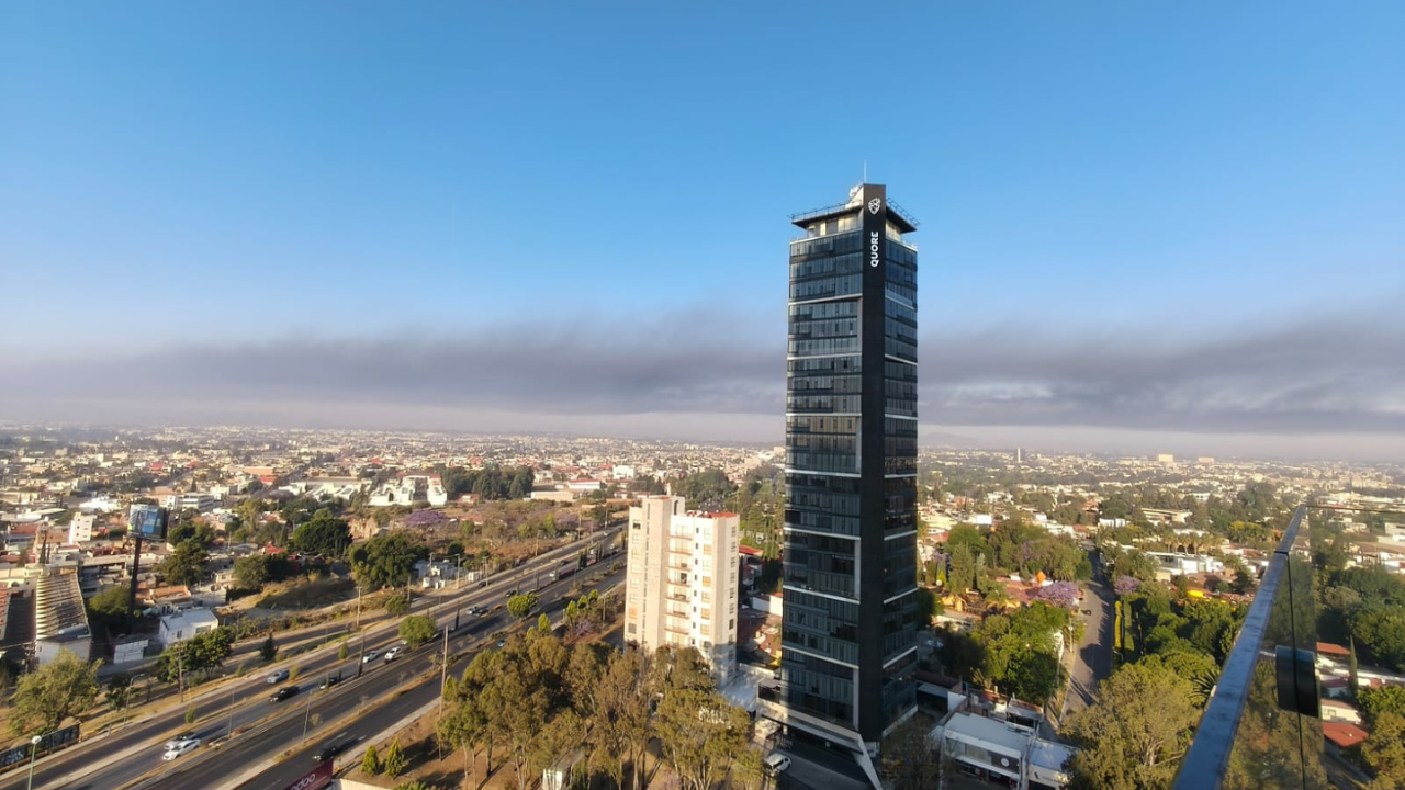 IMPACTANTES IMÁGENES: Enorme columna de humo negro cubre a Puebla hoy viernes