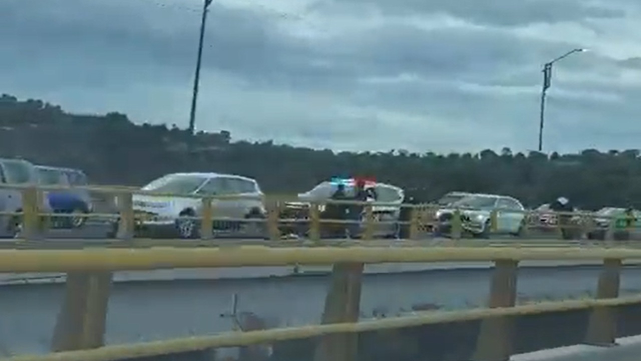 Vehículo volcado en Periférico de Puebla genera afectaciones viales