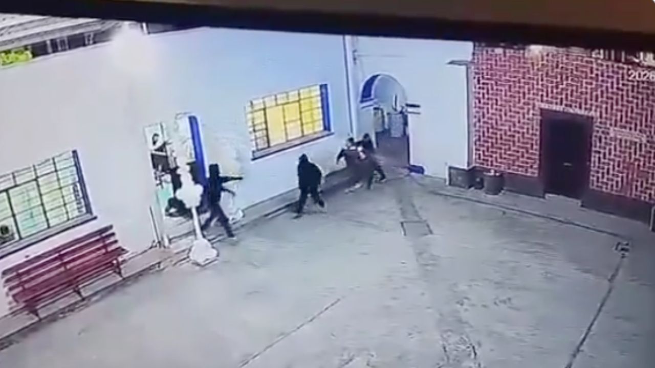 VIDEO FUERTE: Robo y sacrilegio en pleno Sábado de Gloria; sujetos armados asaltan iglesia y se llevan el Santísimo en Tlaxcala