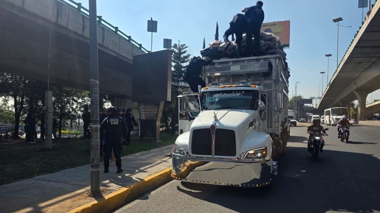 Mueren dos trabajadores que viajaban en la parte superior de un camión de basura en Naucalpan