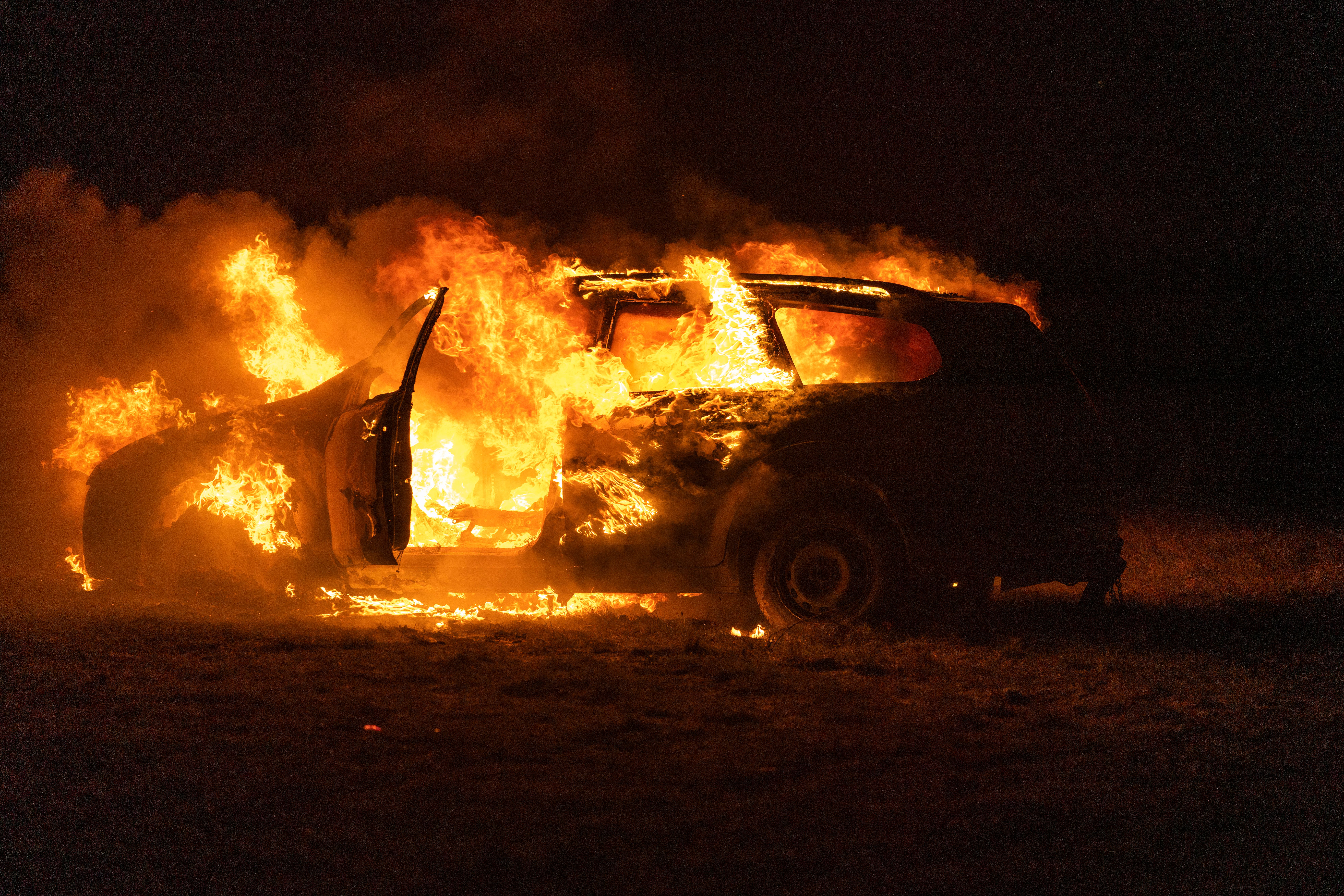 "Tu carro está en llamas": Rescate heroico de policías en Ohio