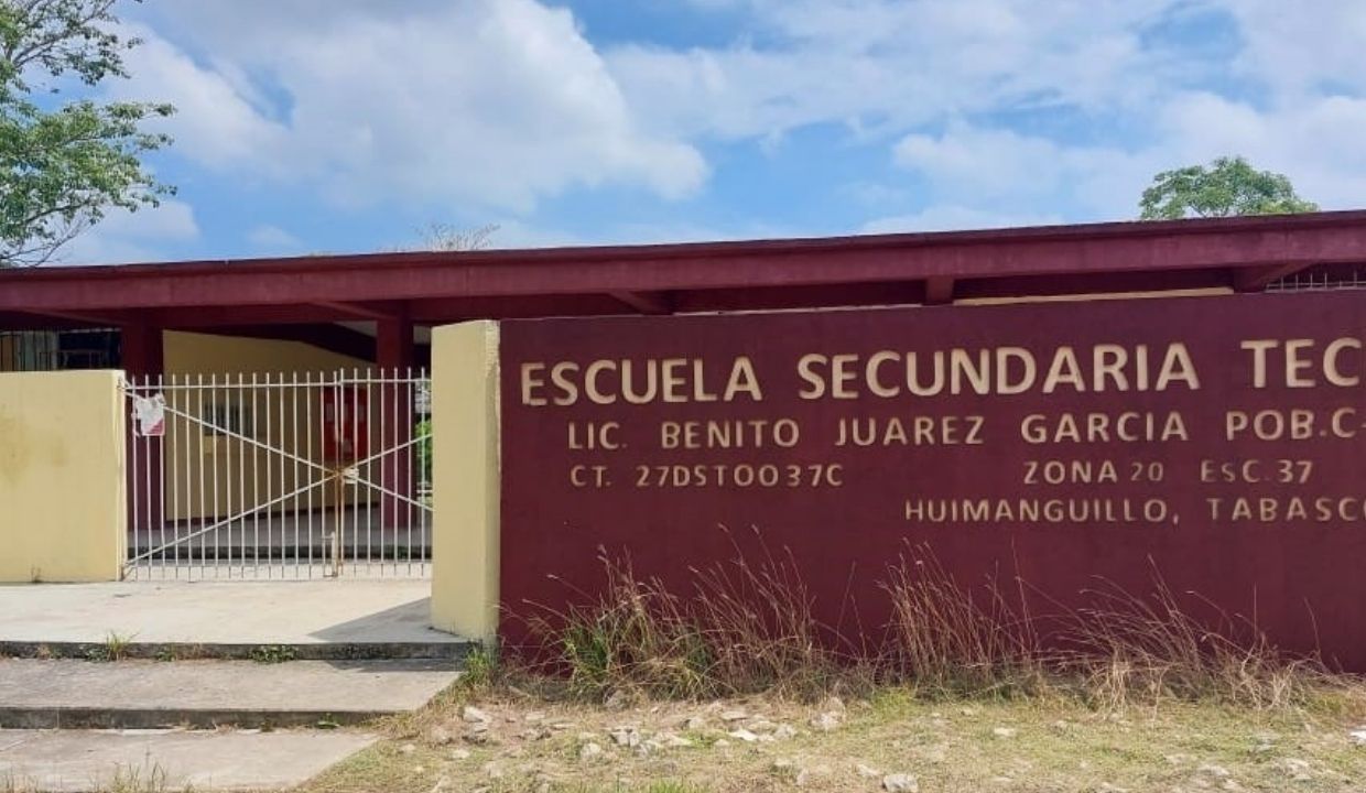 ¡Por no aceptarle su trabajo! Estudiante ataca a profesor en plena secundaria