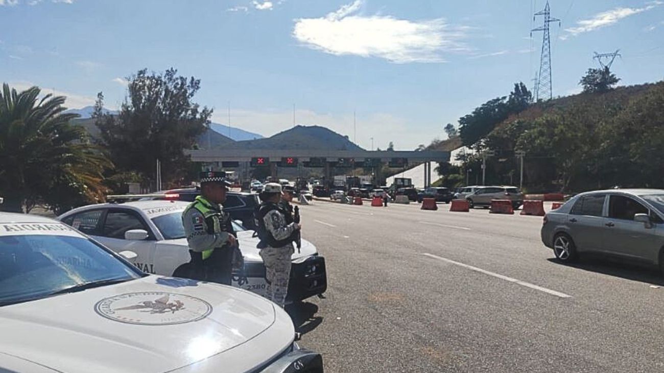 Un tráiler volcó en la autopista Toluca-Naucalpan hoy 21 de diciembre; reportan carga vehicular