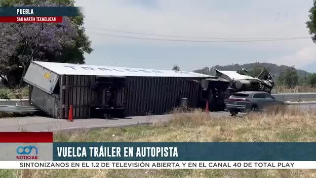 Tráiler se vuelca en la autopista México-Puebla
