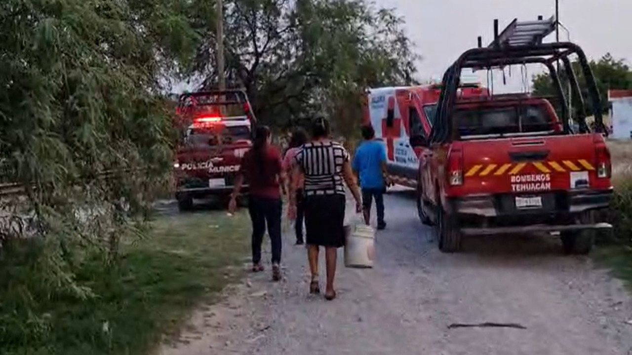 Vecinos rescatan a perrito de incendio en Tehuacán ante indiferencia de bomberos