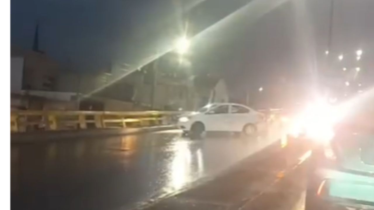 VIDEO: Captan choque sobre puente de la avenida 16 de septiembre en Puebla hoy; tráfico intenso