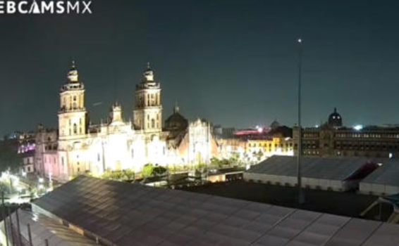Extraño objeto aparece en el Zócalo CDMX, entre catedral y el asta bandera, durante la madrugada: Video
